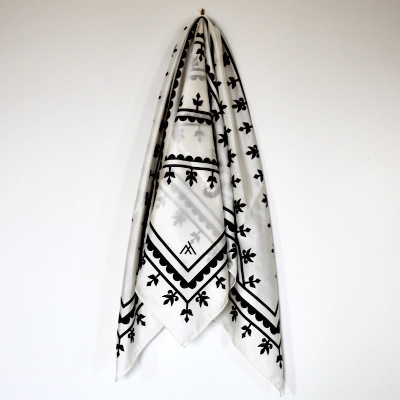 AKPALIAPIK KAMIIK SCARF (WHITE)
