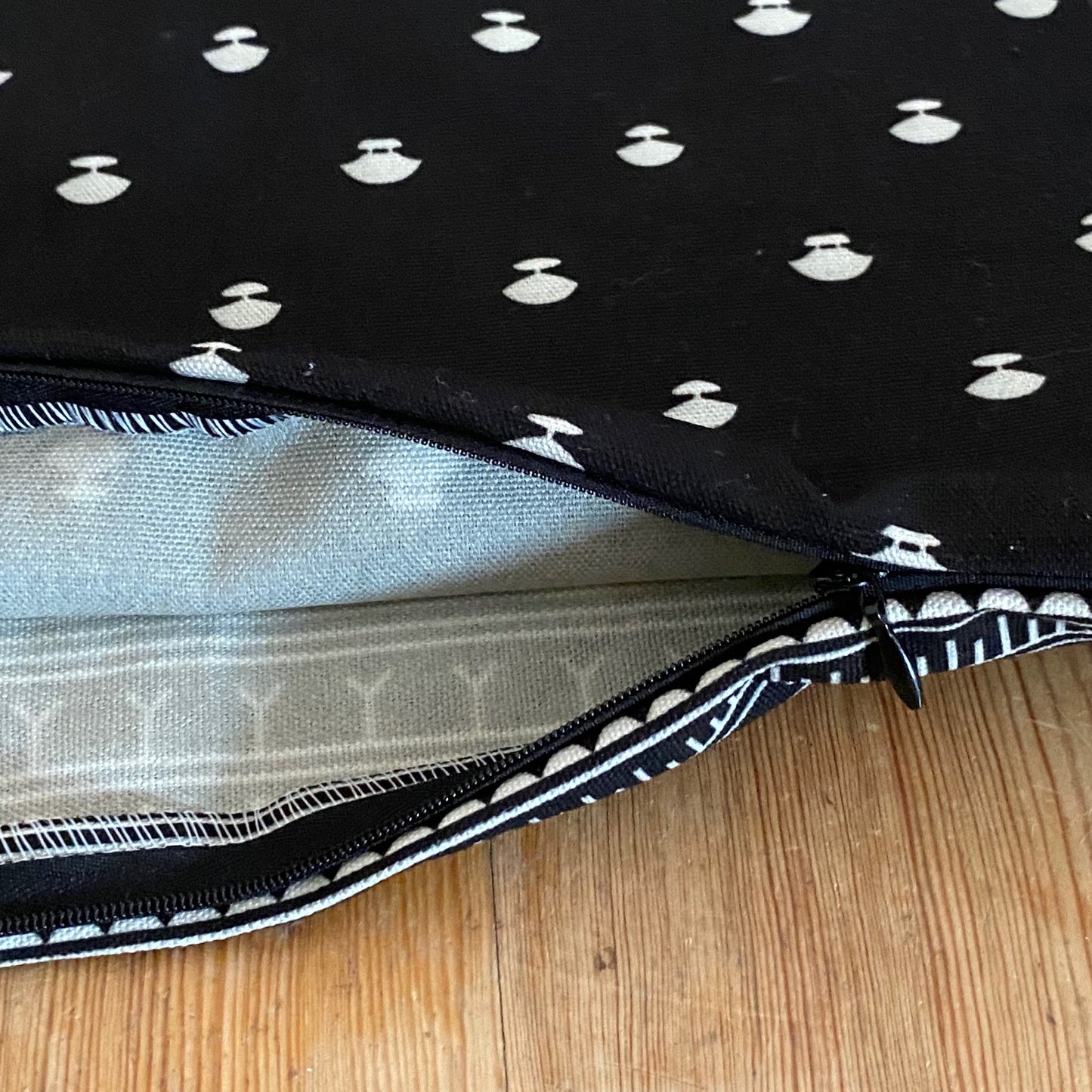 ULU-KAKINNIIT CUSHION COVER (BLACK)