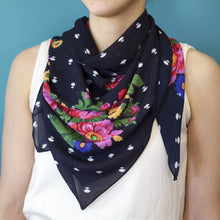 BLACK PIRUQHIAT SCARF