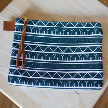 GREEN KAKINNIIT CLUTCH