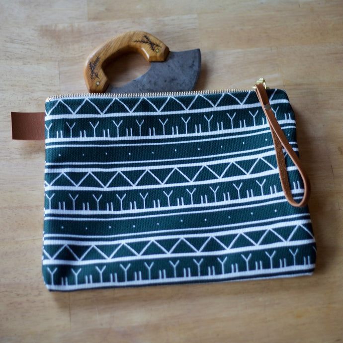 GREEN KAKINNIIT CLUTCH