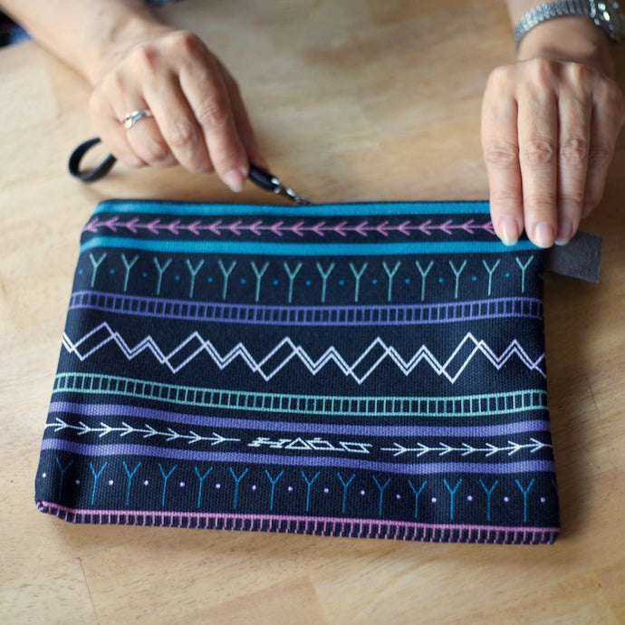 COLOURFUL KAKINNIIT CLUTCH