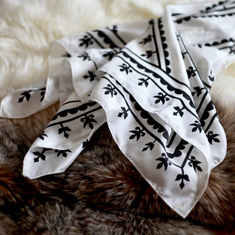 AKPALIAPIK KAMIIK SCARF (WHITE)
