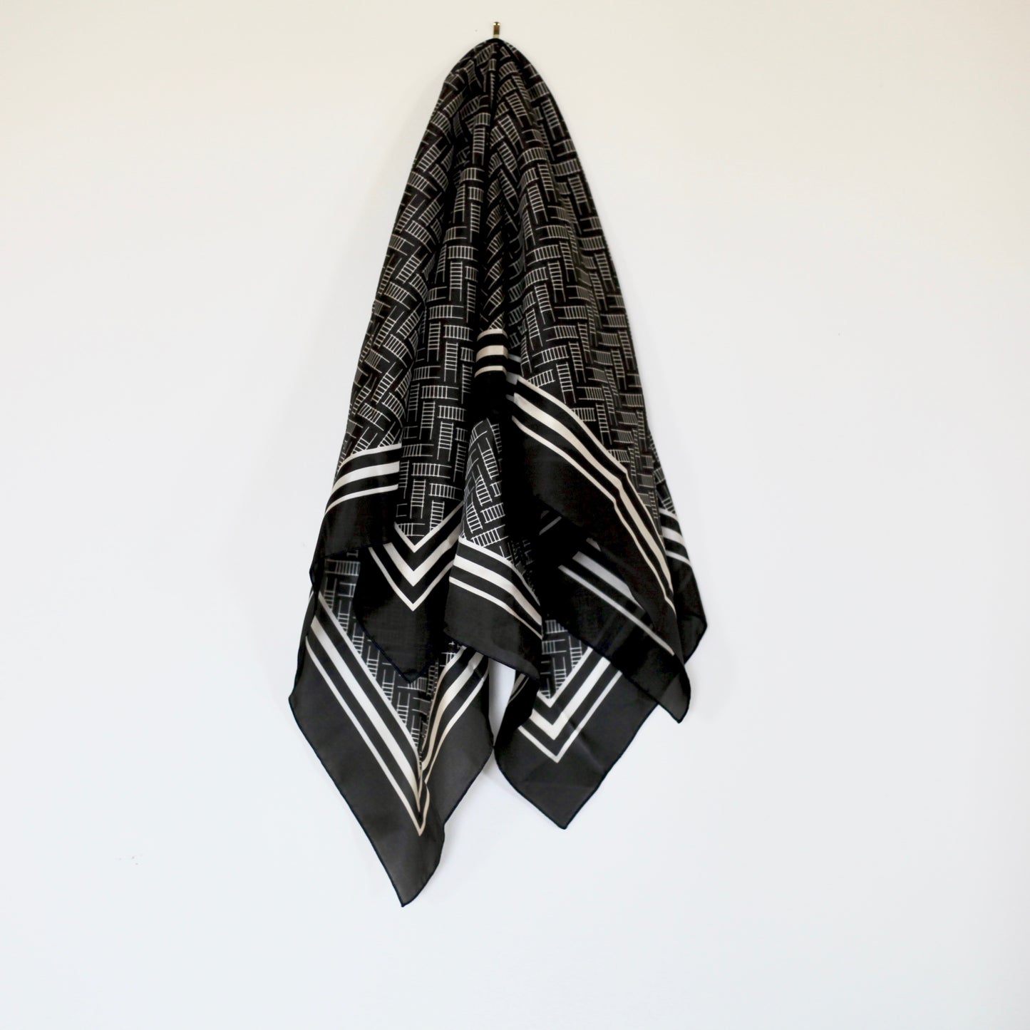 QAMUTIIT HERRINGBONE SCARF (BLACK)