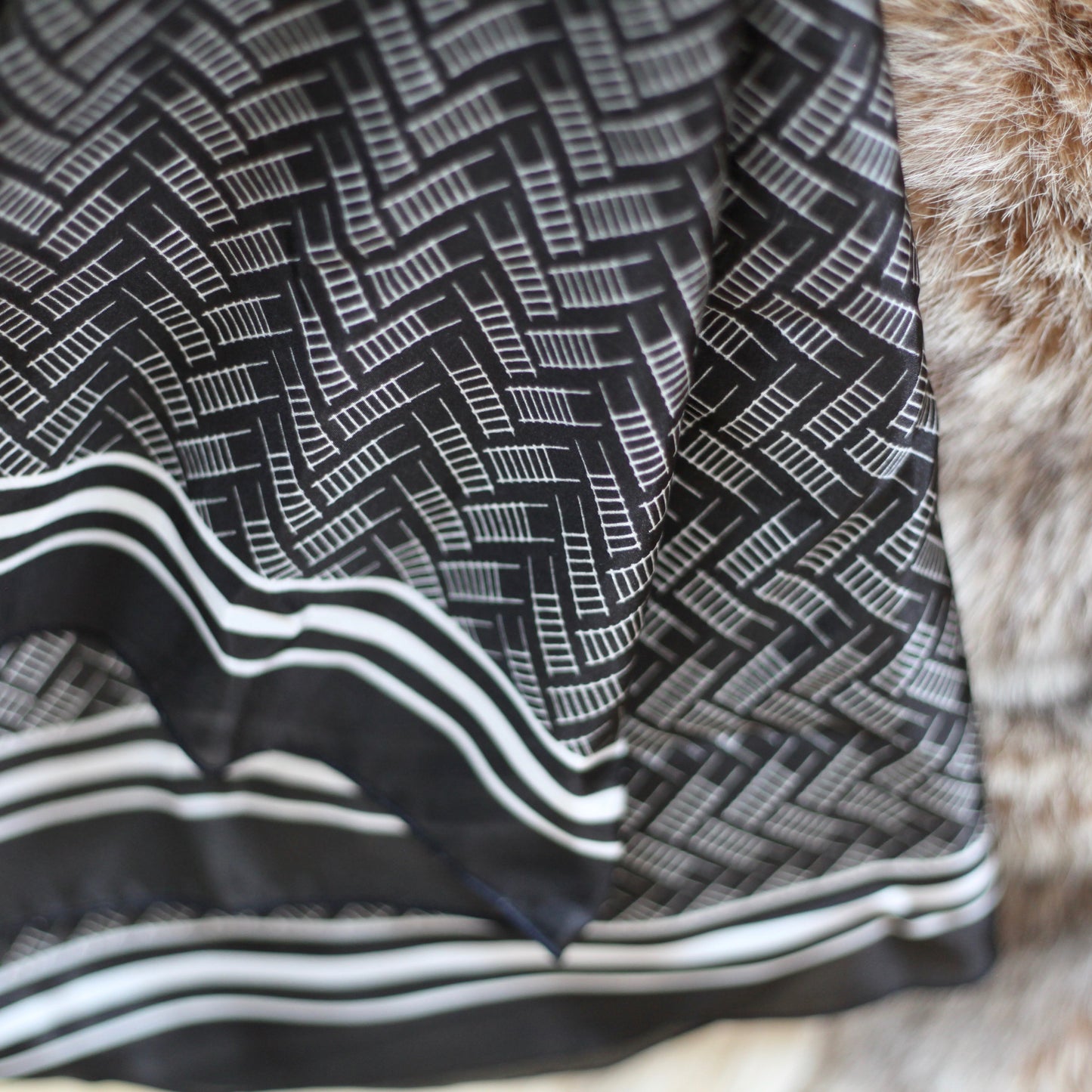 QAMUTIIT HERRINGBONE SCARF (BLACK)