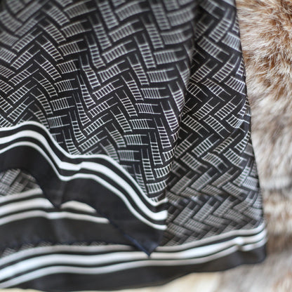 QAMUTIIT HERRINGBONE SCARF (BLACK)