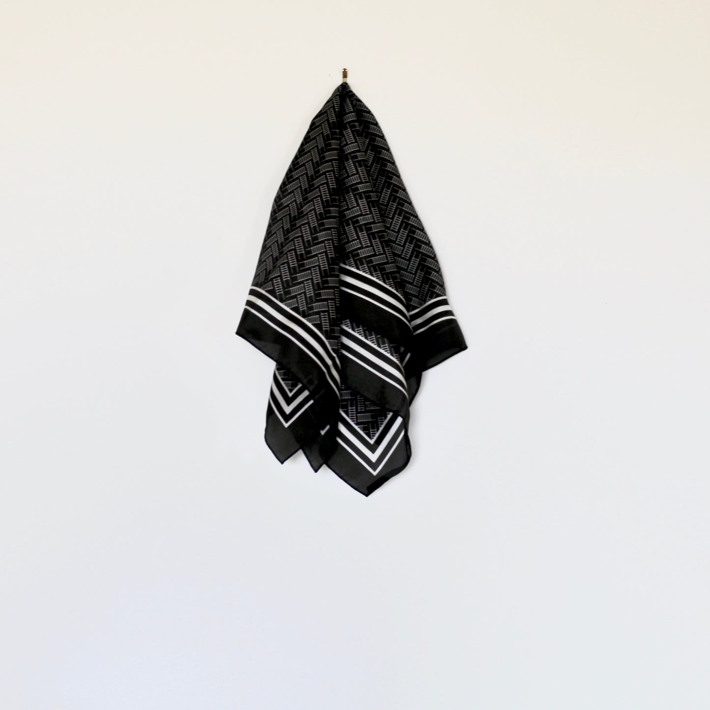 QAMUTIIT HERRINGBONE SCARF (BLACK)