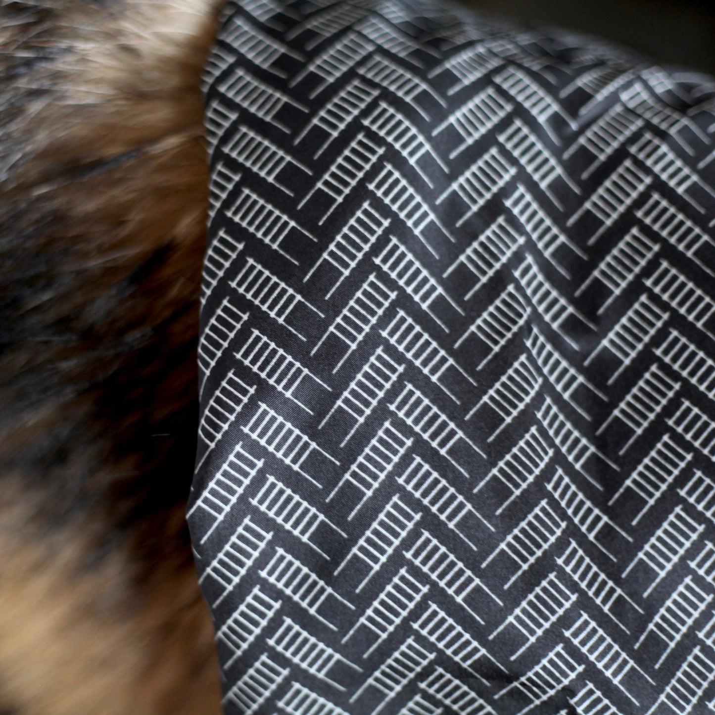 QAMUTIIT HERRINGBONE SCARF (BLACK)