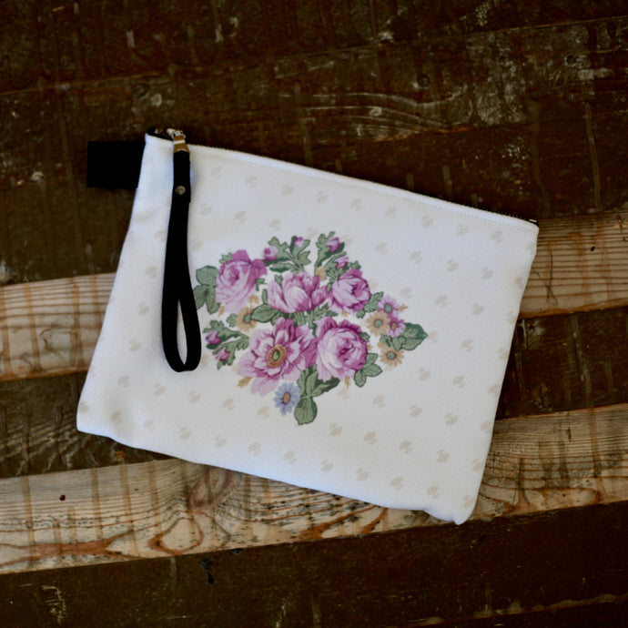 UKIUQ PIRUQHIAT CLUTCH