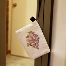 UKIUQ PIRUQHIAT CLUTCH