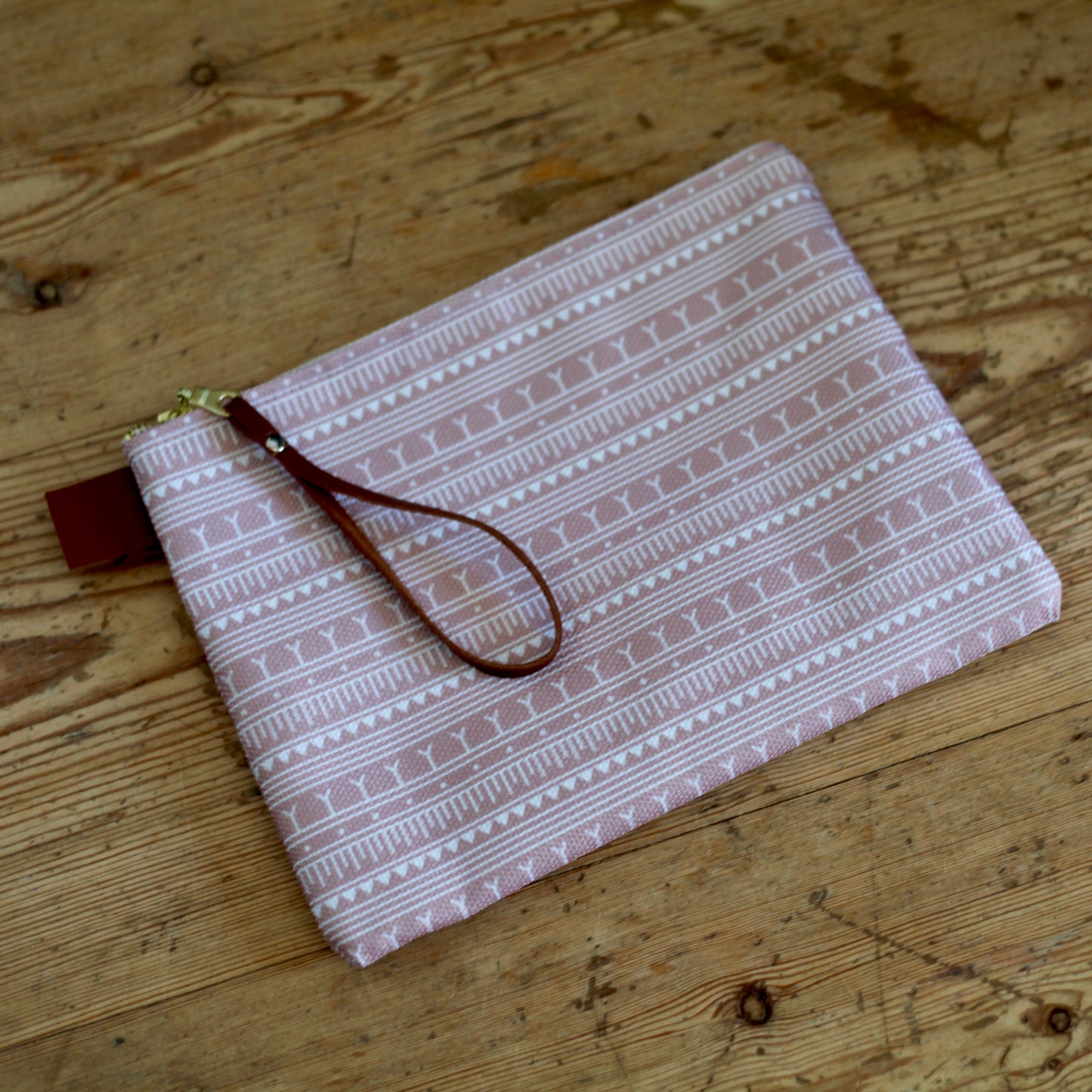 QIKUQ KAKINNIIT CLUTCH