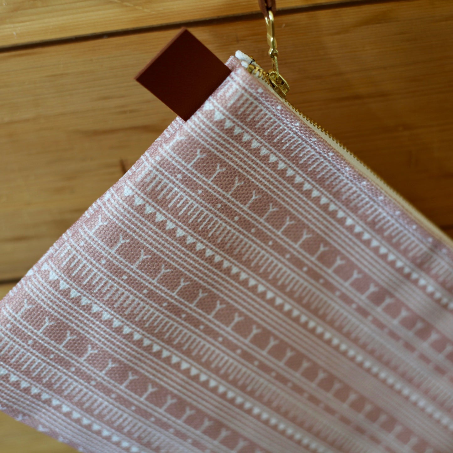 QIKUQ KAKINNIIT CLUTCH
