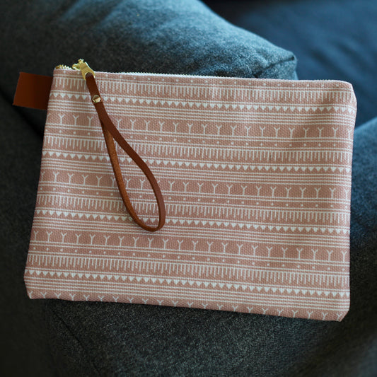 QIKUQ KAKINNIIT CLUTCH