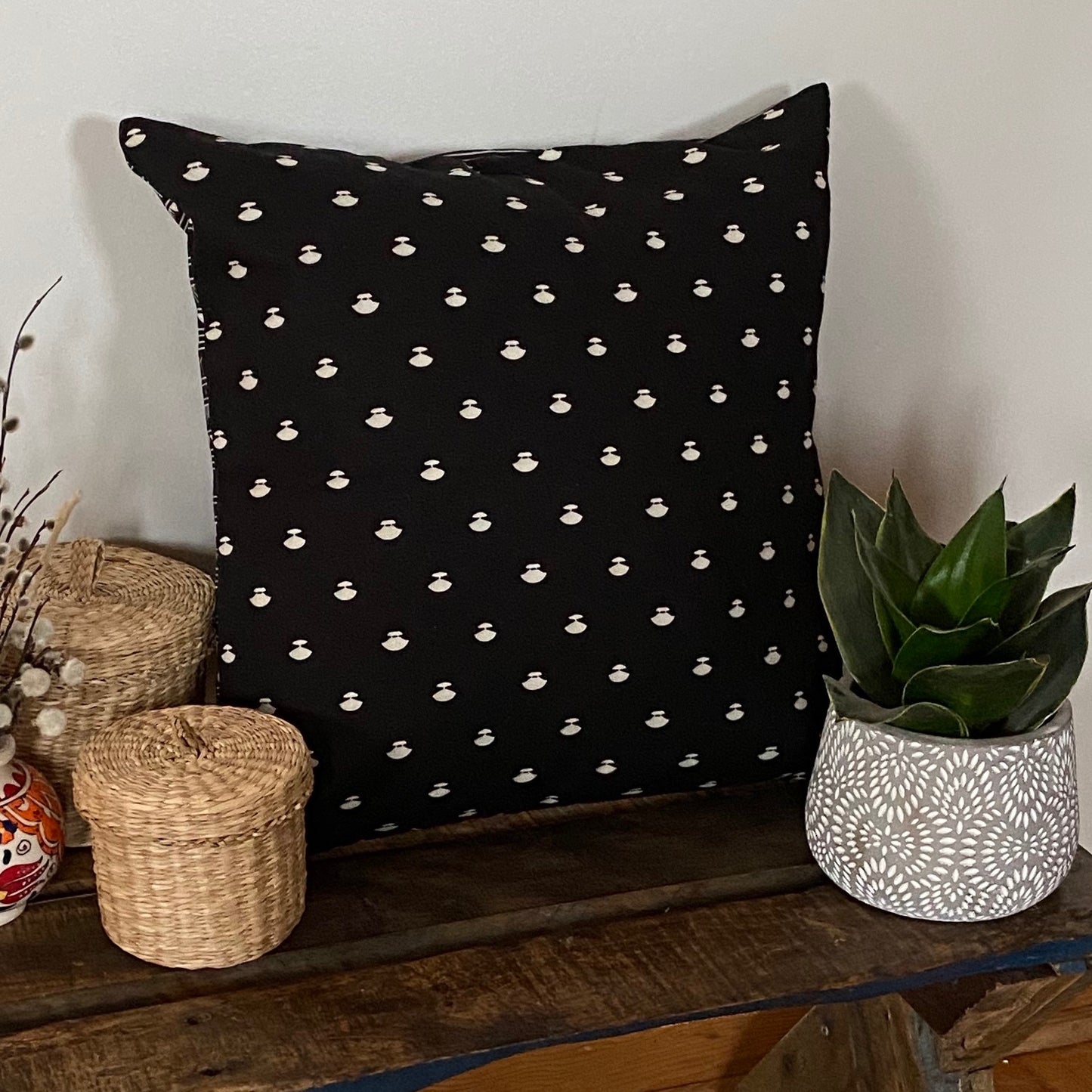 ULU-KAKINNIIT CUSHION COVER (BLACK)